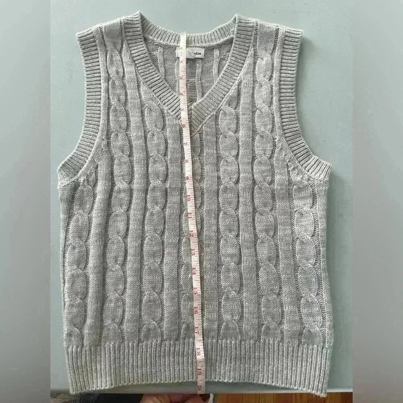 EYESHADOW|Grey v-neck cable knit pullover sweater vest|S tennis prep collegiate - Picture 6 of 6